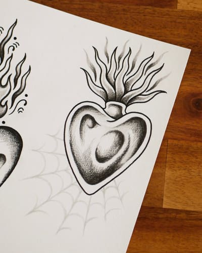 Dessin d’un cœur enflammé, en noir et gris