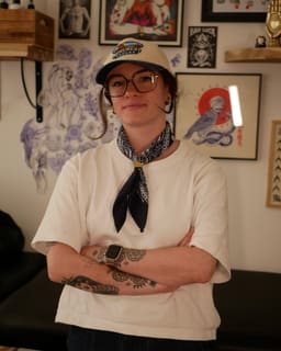 Lucie dans son salon de tatouage