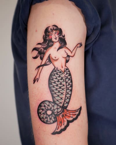 Sirène traditionnelle en couleur sur un bras